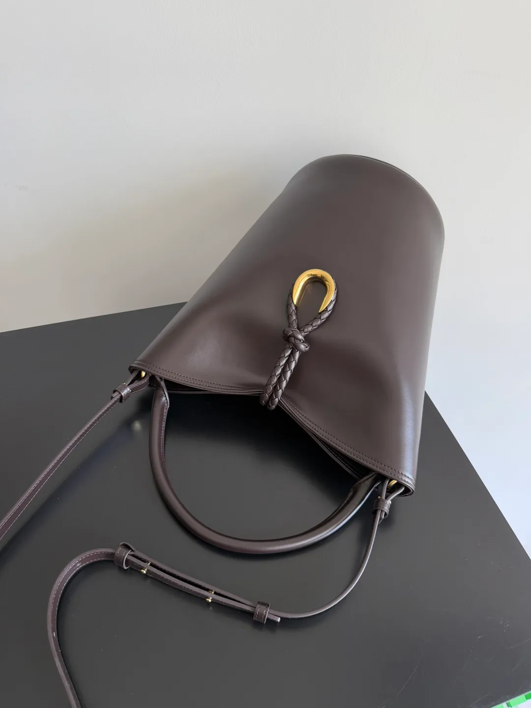 Batch 1920 BOTTEGA VENETA 2025 new women's LIBERTA small bucket bag The wind of "freedom" is still blowing towards summer🫧Unique bag shape and large enough capacity. This kind of small bag has always been very popular in summer. It can easily store essential items such as sunscreen and mini 5-fold umbrella when carrying it when going out. It uses braided knots and horseshoe buckle shapes. The metal ring is used for opening and closing, and the classic weaving is only used as an embellishment here, giving way to the simplicity of all-leather. It is a true combination of innovation and classics. It is also equipped with a detachable long shoulder strap. Friends who don’t like to carry it on the shoulder can only buy this bag and have more choices. Style number: 806038 Size: 30*18*18cm